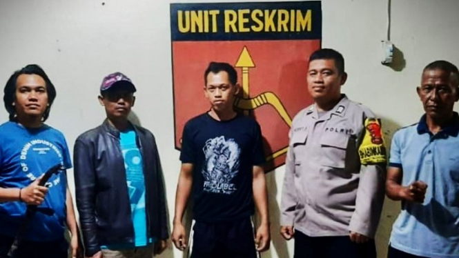 Polisi tangkap suami bunuh tetangga karena selingkuhi Istrinya.