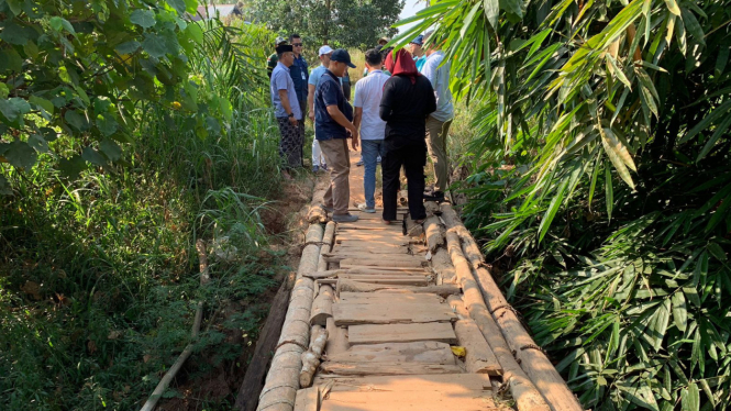 Egi Pratama bantu pembangunan jembatan di Desa Purwotani.