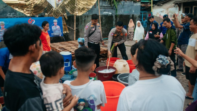 Ditlantas Polda Lampung bagikan air bersih kepada warga.