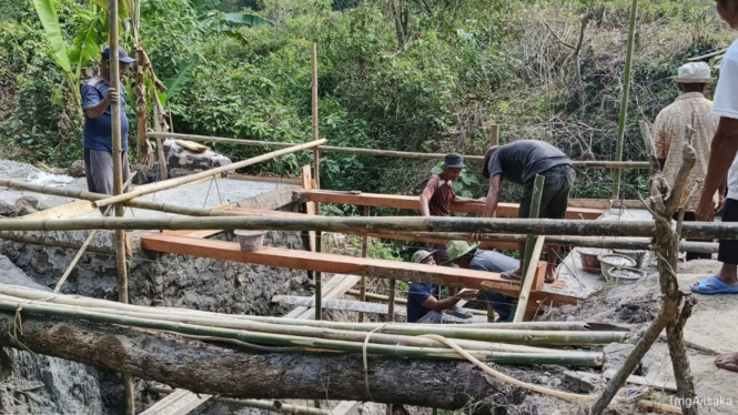 jembatan penghubung antara Dusun