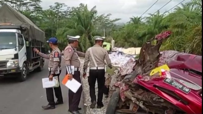 Kecelakaan menyebabkan minibus ringsek ditabrak truk, 2 tewas.