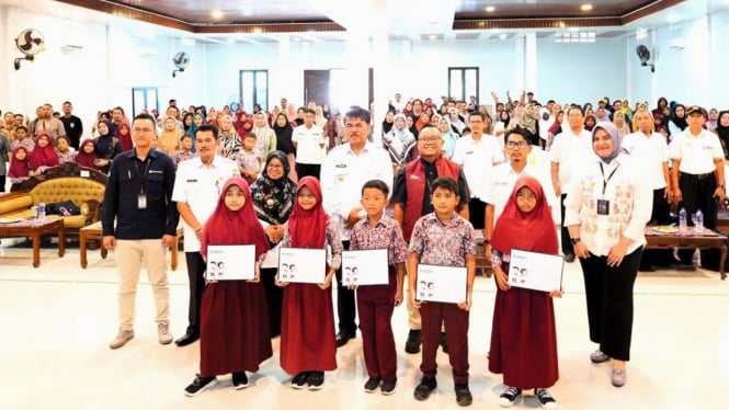 OJK dan Pemkab Pringsewu memberikan edukasi keuangan ke pelajar.