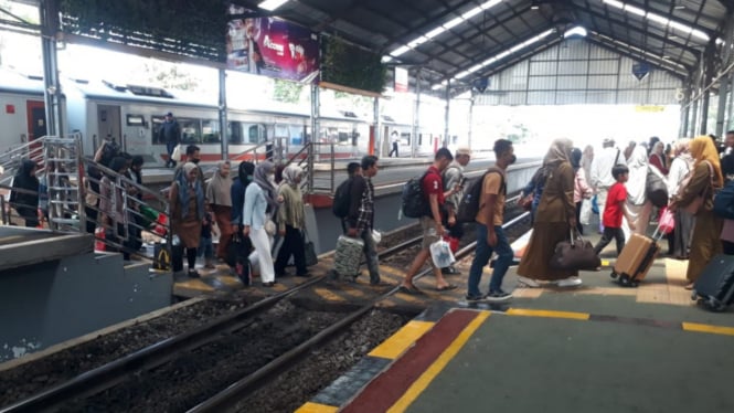 Penumpang di Stasiun Tanjungkarang, Lampung