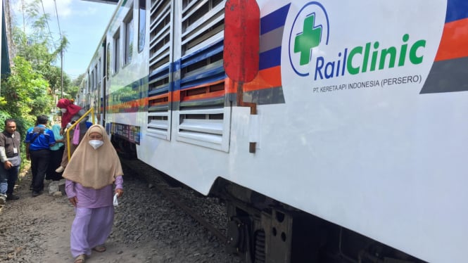 Warga usai cek kesehatan di Rail Clinic