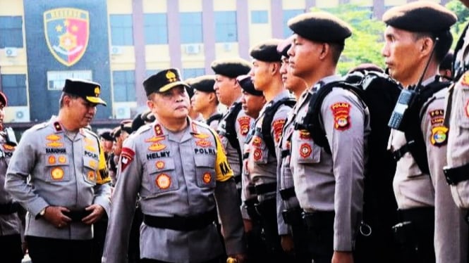 Kapolda Lampung mengecek pasukan pengamanan pilkada.