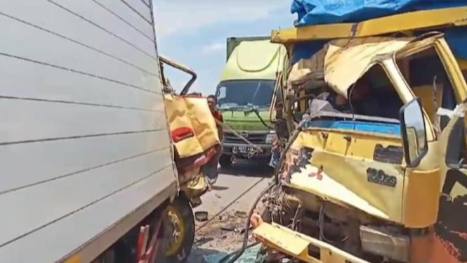 Kecelakaan dua truk 'Adu Banteng' di Tulang Bawang.