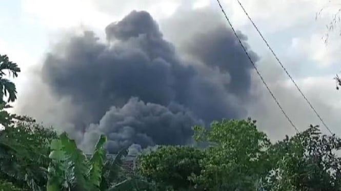 Kepulan asap hitam kebakaran di Hajimena, Natar Lampung Selatan.