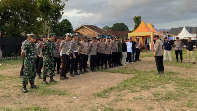 Polres Lampung Barat melakukan pengamanan konser musik.