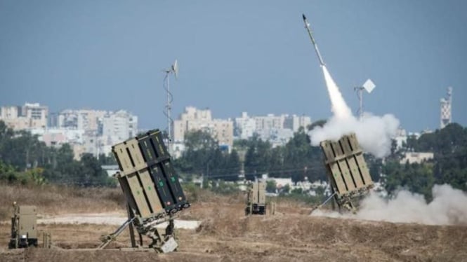 Ilustrasi lokasi Iron Dome di tanah kosong.