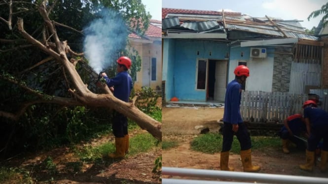 Petugas damkar membersihkan puing-puing dampak puting beliung.