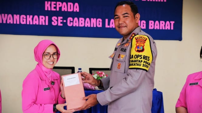 Kapolres Lampung Barat berikan doorprize Ibu Bhayangkari.