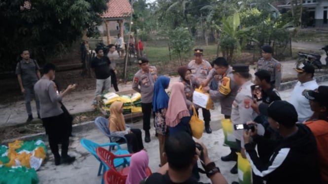 AKBP Yusriandi Yusrin, berikan bantuan ke korban angin puting beliung.