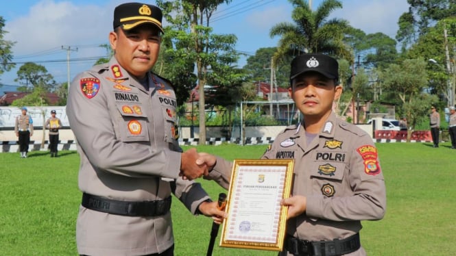 Bripka Rico, menerima penghargaan dari Kapolres Lampung Barat.