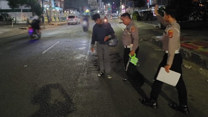 Polisi mendatangi lokasi kecelakaan di Jalan Diponegoro.