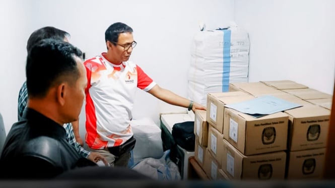 Polda Lampung mengawal logistik pemilu ke KPU Pringsewu.