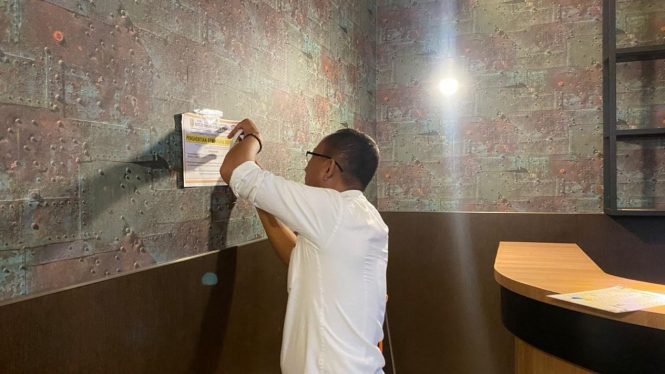 Petugas menempel segel di lokasi THM