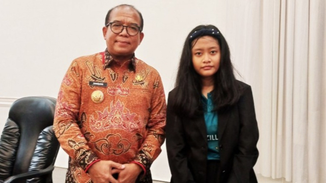 Siswi SMP Gajah Mada, Fitria Khasanah bersama Pj Gubernur Lampung.