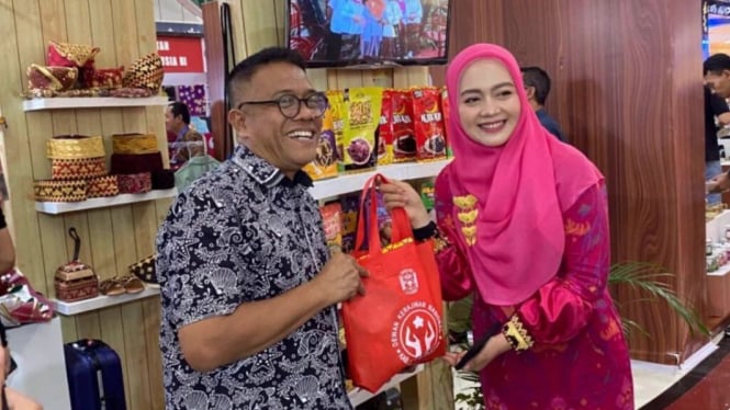 Nuri Maulida menghadiri pameran di Nagoya Hill Shopping Mall, Batam.