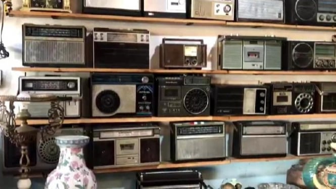 Koleksi radio kuno di Gerai Vintage Sukadanaham, Bandar Lampung.