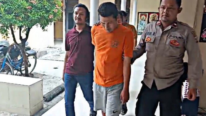 Pelaku saat digiring oleh Polisi