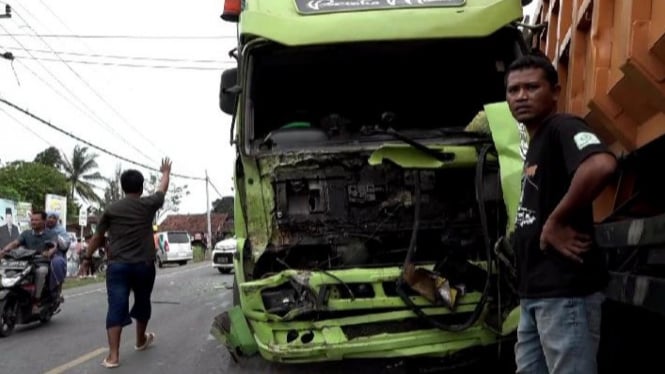 Truk mengalami kerusakan usai terlibat kecelakaan beruntun.