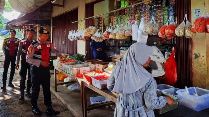 Samapta Polres Lampung Timur melakukan patroli di pasar Tradisional.