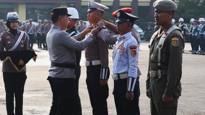 Wakapolda Lampung Brigjen Pol Ahmad Ramadhan menyematkan pita.