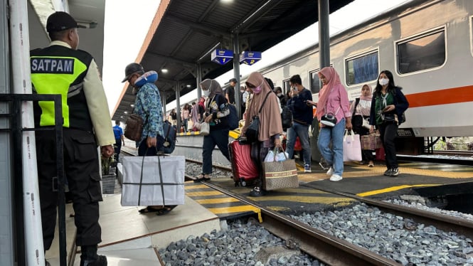 Penumpang Kereta Api di Stasiun Tanjungkarang