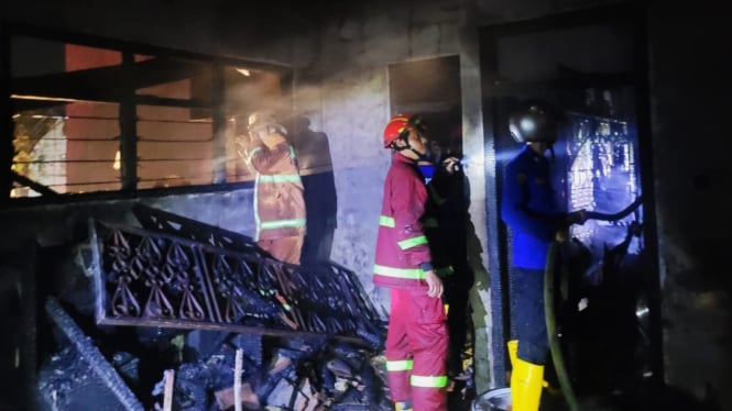 Petugas memadamkan kebakaran Rumah di Teluk Betung Selatan.