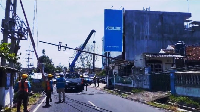 Tiang listrik roboh di Jalan M. Husni Thamrin