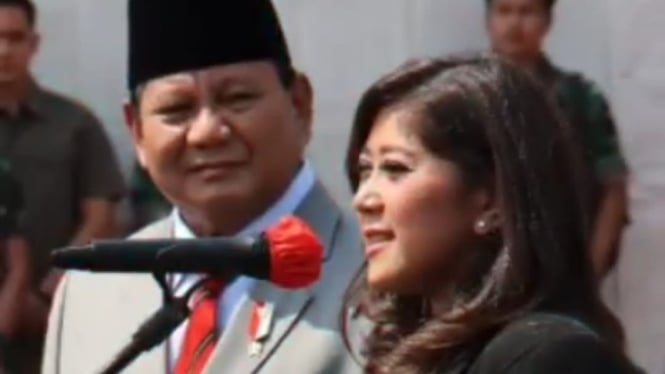 Muetya Hafid Menkomdigi bersama Presiden Prabowo.