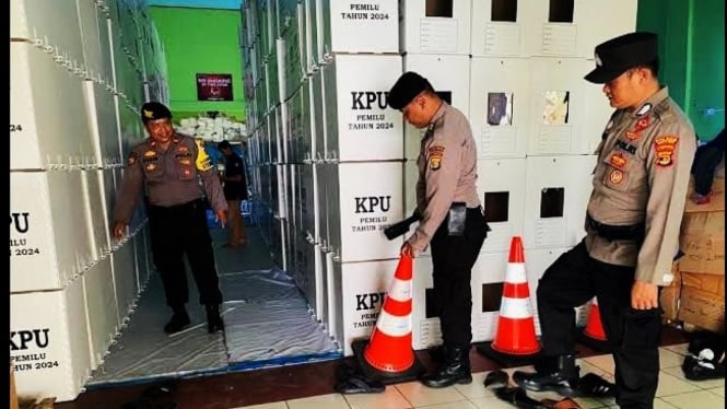 Polisi melakukan pengecekan ke gudang logistik KPU Bandar Lampung.