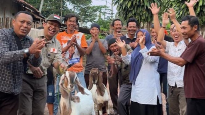 Yusnadi, anggota DPRD Lampung berikan babon kambing.