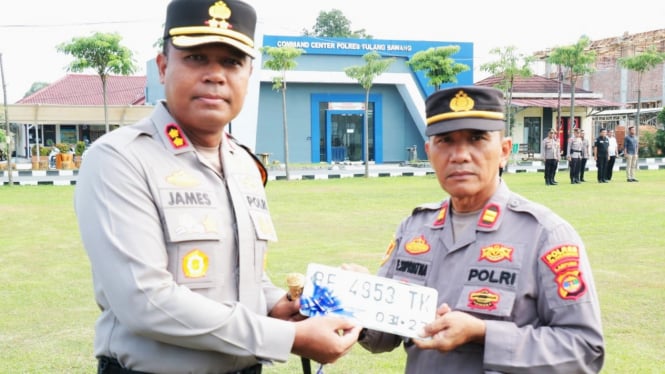 Kapolres Tulang Bawang memimpin pendistribusian TNKB serentak.