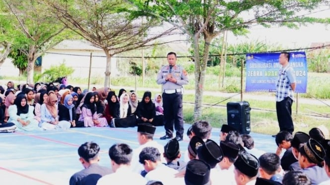 Polisi berikan edukasi keselamatan berkendara ke Pelajar.