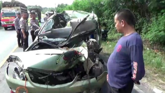 Minibus Avanza ringsek usai tabrak truk dari belakang, 3 orang tewas.