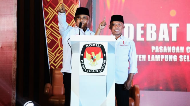 Calon Calon Bupati Lampung Selatan mengikuti debat kandidat.