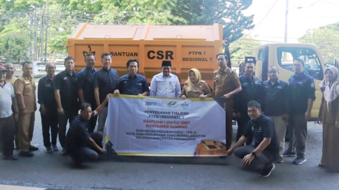 Foto bersama saat pemberian CSR