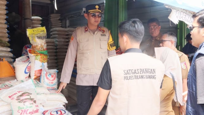 Satgas pangan Polres Tulang Bawang melakukan operasi pasar.