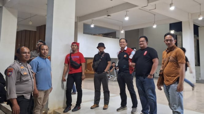 Polisi amankan lokasi pasca bentrokan di Sport Center UIN Lampung.