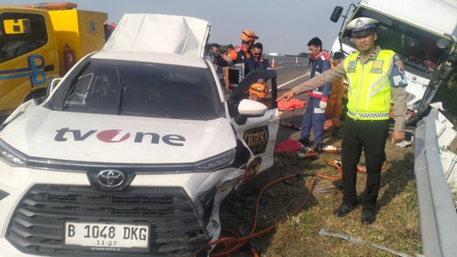 Mobil kru TVOne yang mengalami kecelakaan di Tol Batang-Pemalang.