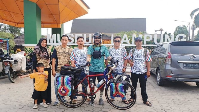 Fajrin Dedi 'Ngegowes' Depok-Aceh sambil cukur rambut.