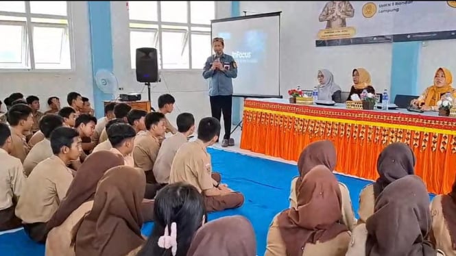 Ken Setiawan memberikan materi bahaya Ektremisme di SMKN 9 Balam.