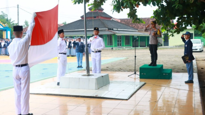 AKBP Benny Prasetya menjadi pemimpin upacara SMA N 1 Sukadana.