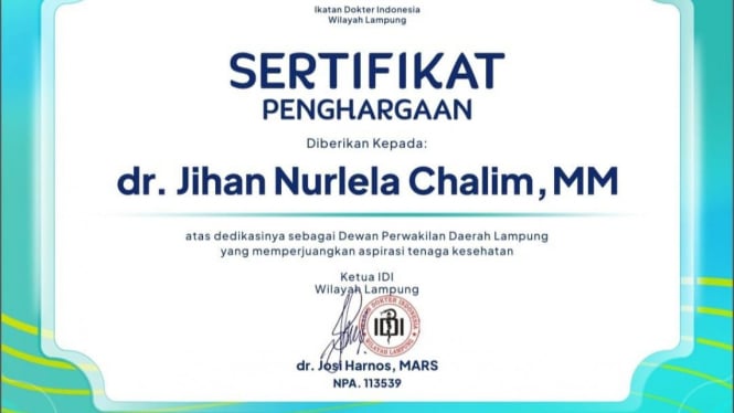 Penghargaan IDI Lampung kepada dr. Jihan Nurlela Chalim.