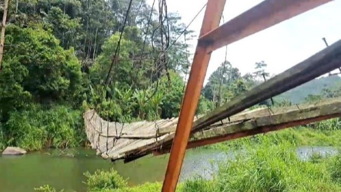 Jembatan putus, ribuan warga terisolasi di Tanggamus.