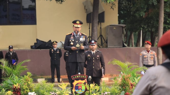 Brigjen Pol Ahmad Ramadhan, saat memimpin upacara Hari Pahlawan.