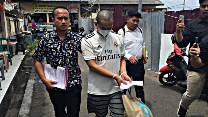 Tersangka FZ saat digiring