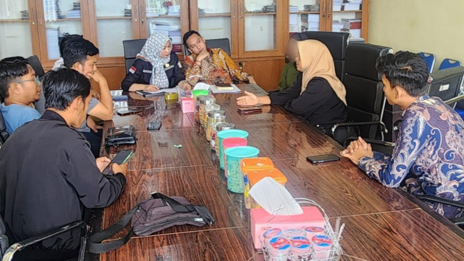 Keluarga korban mengadu ke anggota DPRD Bandar Lampung.