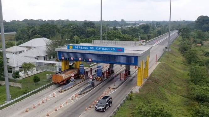 Antrean kendaraan di Gerbang tol Kayu Agung.